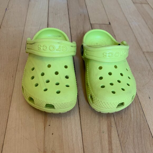 Toddler Classic Crocs Clog in Electric Yellow/Green Size 6 - Picture 1 of 6